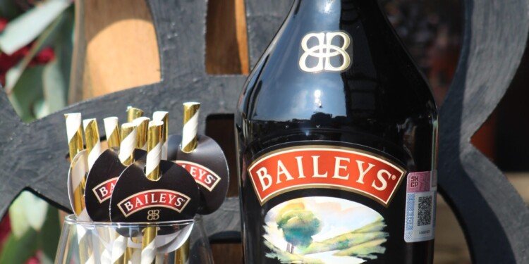 Baileys invita a todas las mexicanas a disfrutar la vida sin complejos ni culpas junto a Sofía Niño de Rivera