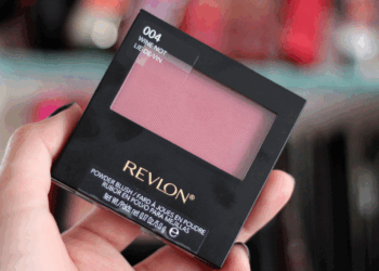 Natural y bella con el polvo para rostro Revlon Powder Blush