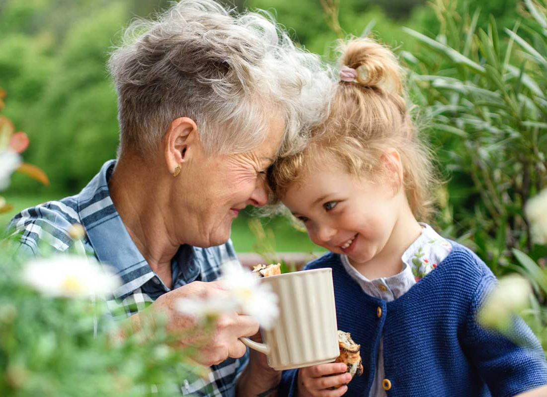 Celebra el Día de los Abuelos regalándoles la mejor compañía con los teléfonos Panasonic