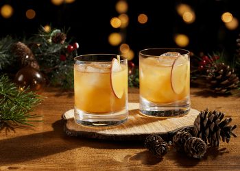 Luce deslumbrante con el esperado Ugly Sweater de Bacardí y otros ítems para celebrar la temporada navideña