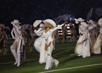 El elenco de Beyoncé usó Levi’s® personalizados durante el espectacular de medio tiempo del NFL Christmas Gameday