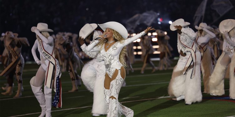 El elenco de Beyoncé usó Levi’s® personalizados durante el espectacular de medio tiempo del NFL Christmas Gameday
