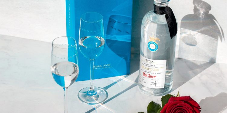 Tequila Casa Dragones celebra el 14 de febrero con un toque único: Mensajes personalizados en tinta roja