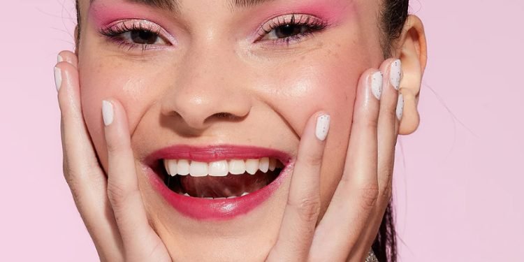 Crea el clean look perfecto con los productos de KISS y Ruby Kisses: Una belleza sutil y radiante