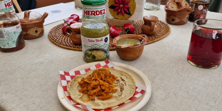 El amor por los tacos llega a Fundación Herdez, sumando los libros publicados por Guía Domingo a su acervo