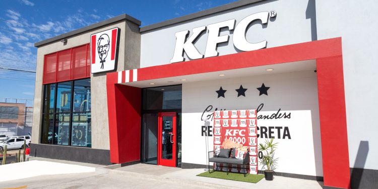 KFC abre su sucursal número 2,000 en LATAM y lo celebra a lo grande en Cabo San Lucas