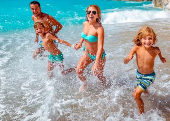 Guía para cuidarte de las infecciones en albercas y playas en Semana Santa