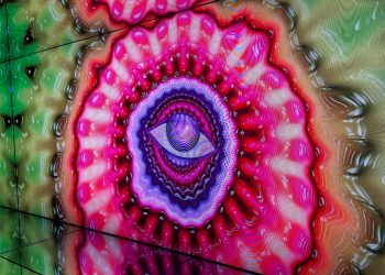 Party Across Time, experiencia inmersiva que conecta la música y la fiesta de distintas épocas