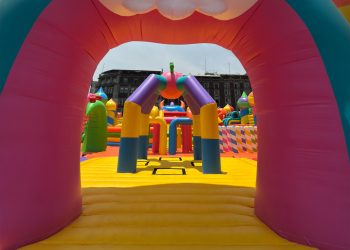 KoolCity, la ciudad inflable más grande del mundo, aterriza en el Zócalo de CDMX para celebrar el Día del Niño con una experiencia inolvidable