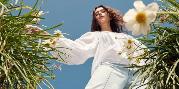 Las prendas de AE que combinan abrazos y mil recuerdos con mamá