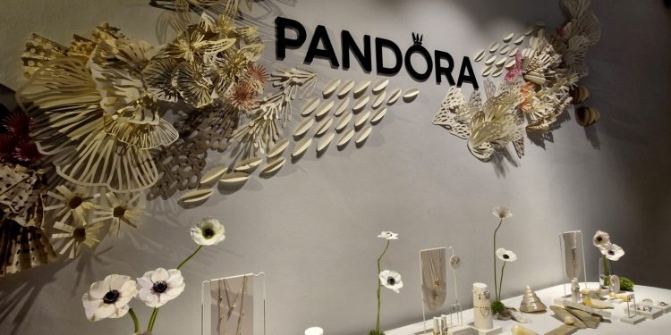 Pandora celebrá Summer Campaign en la emblemática Casa Rosa de Polanco