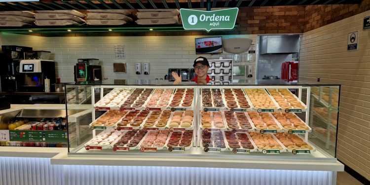 EXTRA! EXTRA! Krispy Kreme® abre Nuevo Teatro de Donas en Interlomas después de 21 años