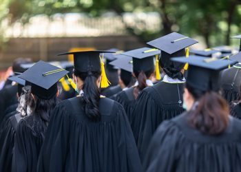 Más de 300 mujeres mayores de 50 años estudian Derecho y Psicología gracias a la Beca María Cárdenas