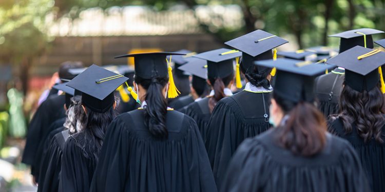 Más de 300 mujeres mayores de 50 años estudian Derecho y Psicología gracias a la Beca María Cárdenas