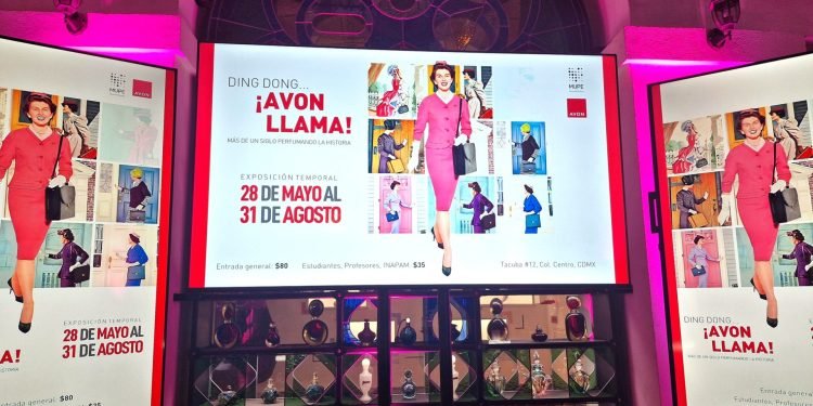 «¡Ding Dong… Avon llama!» icónica exhibición en perfumería en el Museo del Perfume (MUPE)
