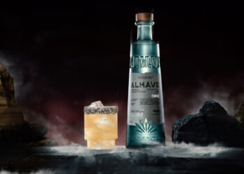 Lewis Hamilton y Casa Lumbre presentan Almave Humo, una nueva propuesta de destilado sin alcohol, hecha con agave Espadín