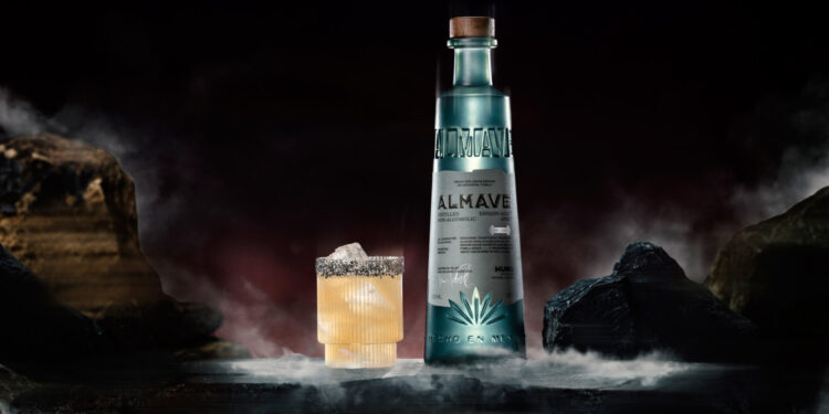 Lewis Hamilton y Casa Lumbre presentan Almave Humo, una nueva propuesta de destilado sin alcohol, hecha con agave Espadín