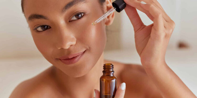 Farmacias del Ahorro presenta su nueva línea dermocosmética