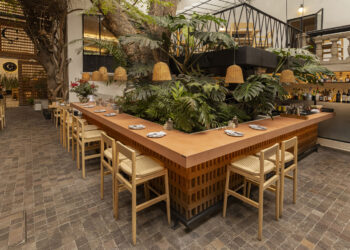 Cuina: Diseño emocional y funcional con Dekton en tonos tierra