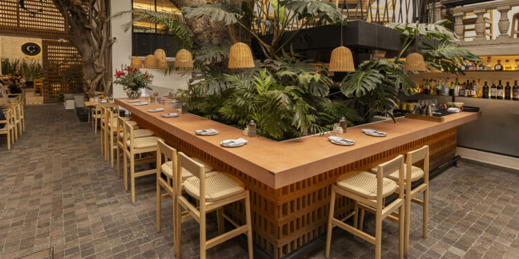 Cuina: Diseño emocional y funcional con Dekton en tonos tierra