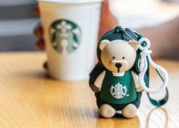 Concluye «Todos Sembramos Café» 2025, de Starbucks México, con una edición especial de llavero bearista