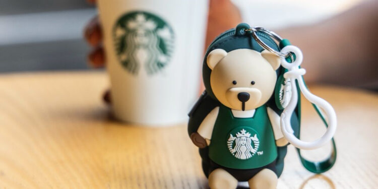 Concluye «Todos Sembramos Café» 2025, de Starbucks México, con una edición especial de llavero bearista