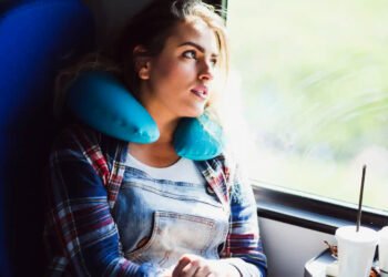 Viajar con salud | La importancia de usar almohadas de soporte cervical durante los trayectos largos