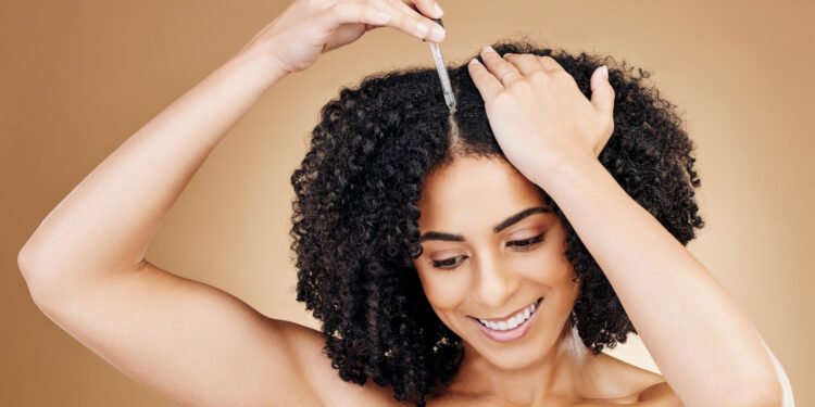 La «skinificación» capilar: Por qué el cuidado del cuero cabelludo es la nueva prioridad
