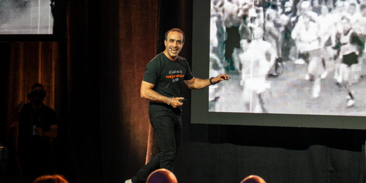 Nuevo libro de Ramón TorreLemus: E=MC², la fórmula para liderar en 2026