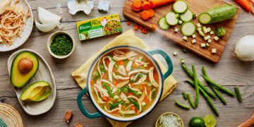 El caldo de pollo: El abrazo que compartimos los mexicanos y el toque que lo hace único