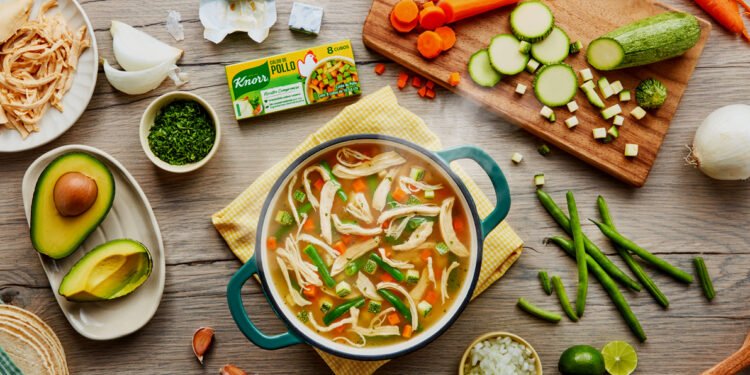 El caldo de pollo: El abrazo que compartimos los mexicanos y el toque que lo hace único