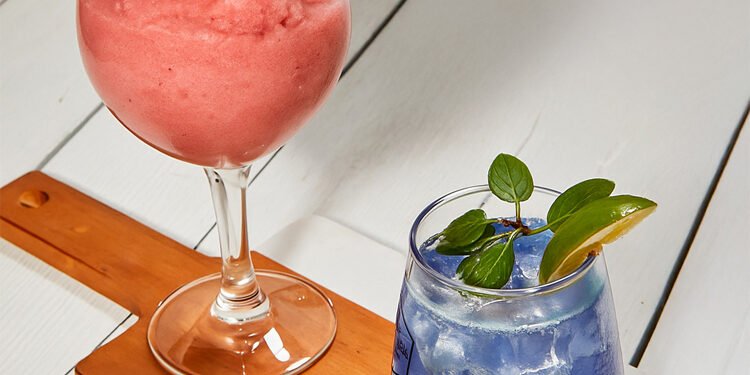 Wingstop presenta la coctelería que va de la mano con su nuevo menú