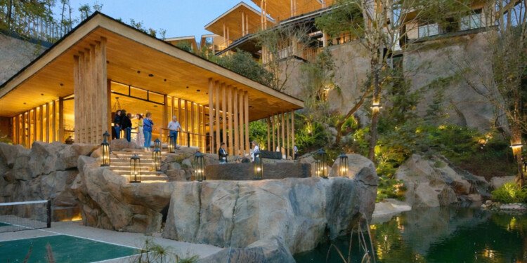 Arquitectura de lujo en terrenos escarpados: Cómo habitar la pendiente desde el diseño consciente