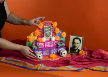 La mexicana que convirtió el altar de muertos en una herramienta portátil para sanar duelos todo el año