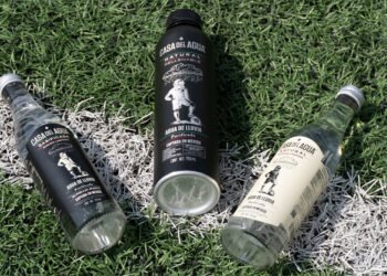 Casa del Agua presenta edición especial de botellas inspirada en el espíritu global del fútbol