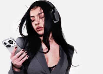 Charli XCX se une a Nothing como la primera embajadora global de marca y accionista