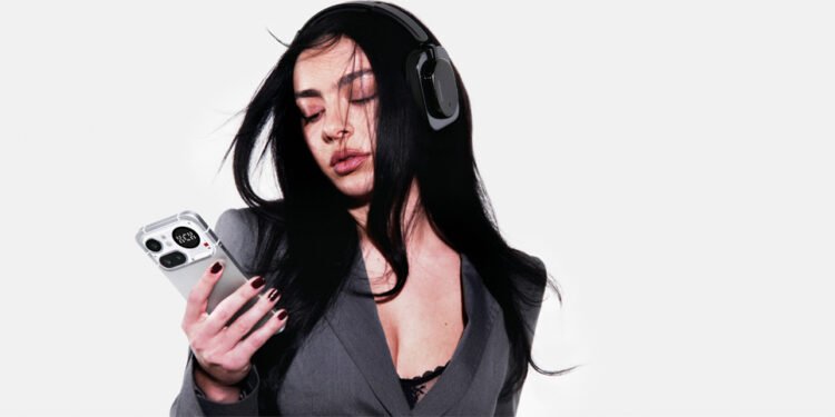 Charli XCX se une a Nothing como la primera embajadora global de marca y accionista