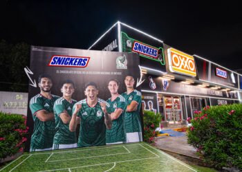 SNICKERS® y OXXO llevan el futbol al punto de venta con tienda inmersiva