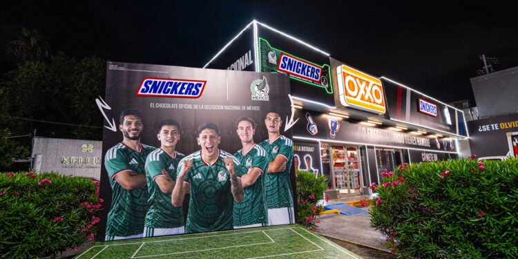 SNICKERS® y OXXO llevan el futbol al punto de venta con tienda inmersiva