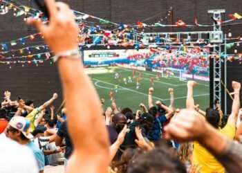 Entre goles, reuniones y desvelos, esto es lo que le pasa a tu piel durante la temporada futbolera