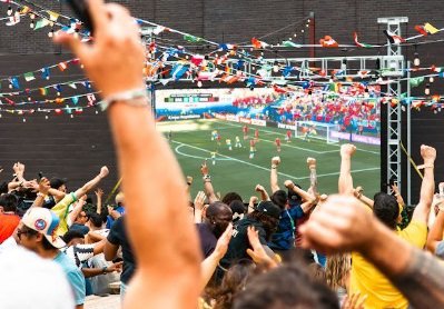 Entre goles, reuniones y desvelos, esto es lo que le pasa a tu piel durante la temporada futbolera