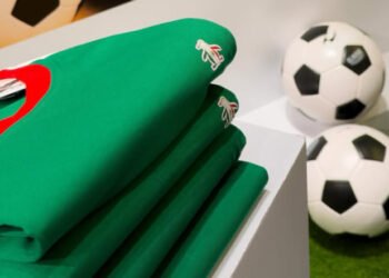 Original Penguin celebra la temporada internacional de fútbol con una edición especial de polos