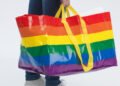 Cada bolsa arcoíris ayudará a construir espacios seguros para personas LGBTQ+