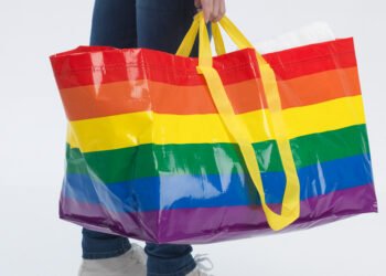 Cada bolsa arcoíris ayudará a construir espacios seguros para personas LGBTQ+