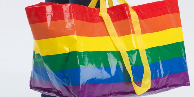 Cada bolsa arcoíris ayudará a construir espacios seguros para personas LGBTQ+