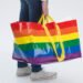 Cada bolsa arcoíris ayudará a construir espacios seguros para personas LGBTQ+