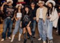 Botas, sombreros y denim oversized: Los looks que dominarán los conciertos de Grupo Firme en México