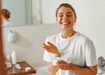 Minimalismo facial para maletas de verano | La tendencia que simplifica tu rutina estas vacaciones