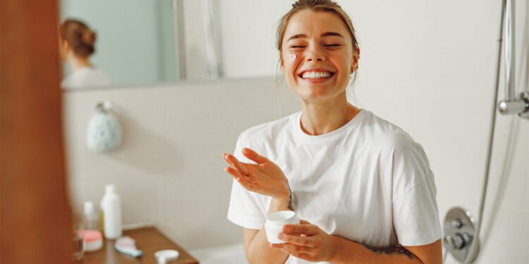 Minimalismo facial para maletas de verano | La tendencia que simplifica tu rutina estas vacaciones