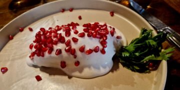 Llega la temporada de chiles en nogada a Cascabel y presenta Amarillo Maíz, su nueva gourmetería mexicana